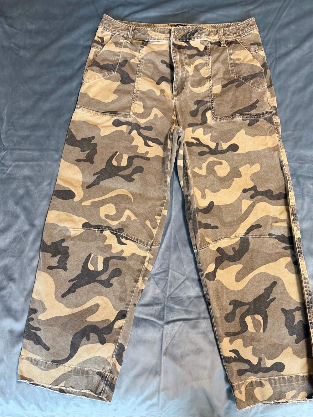 Kut from the Kloth Cropped Wide-Leg Camo Pants - Tan & Olive